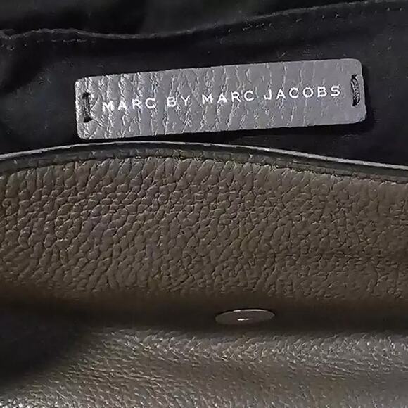 MARC JACOBS Women's Gray Pebbled Leather Q Natasha Crossbody Handbag - Picture 8 of 8